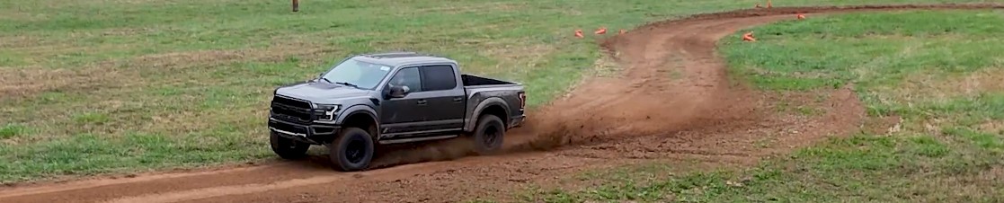 En pickup på en grusväg under ett test av terrängdäck för Tyre Reviews
