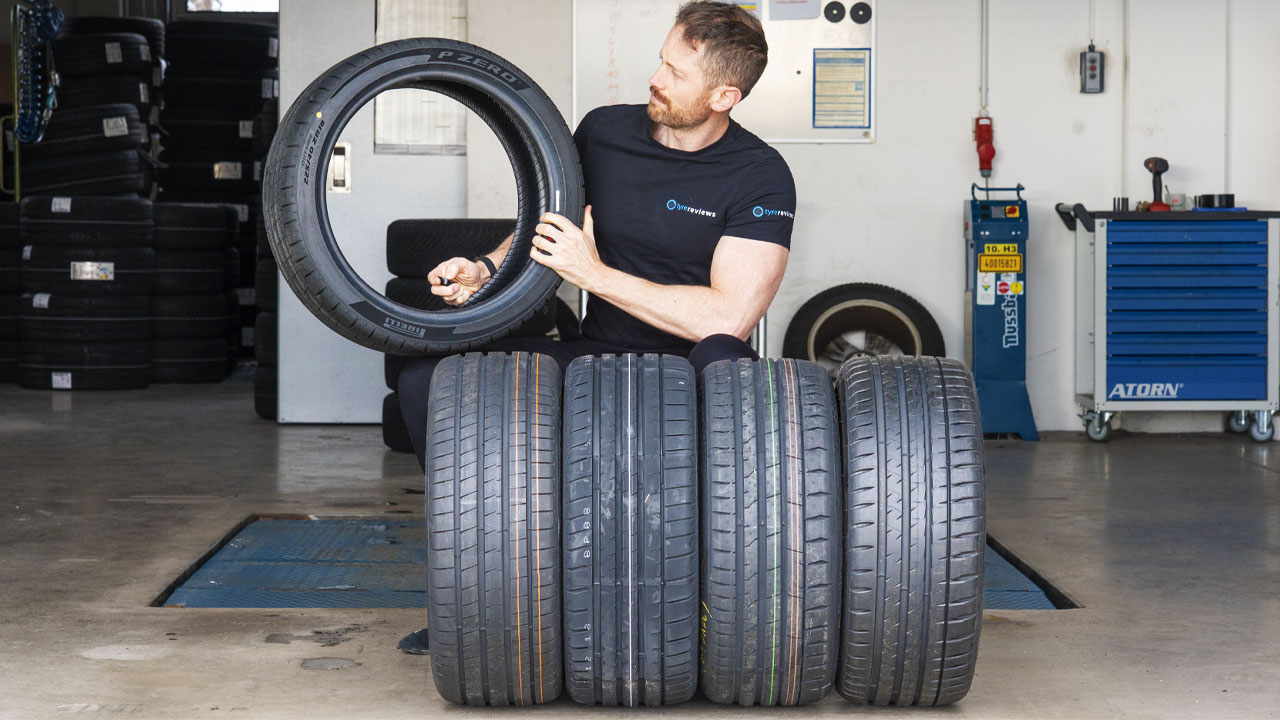 Jonathan Benson med en uppsättning sommardäck inför ett test för Tyre Reviews