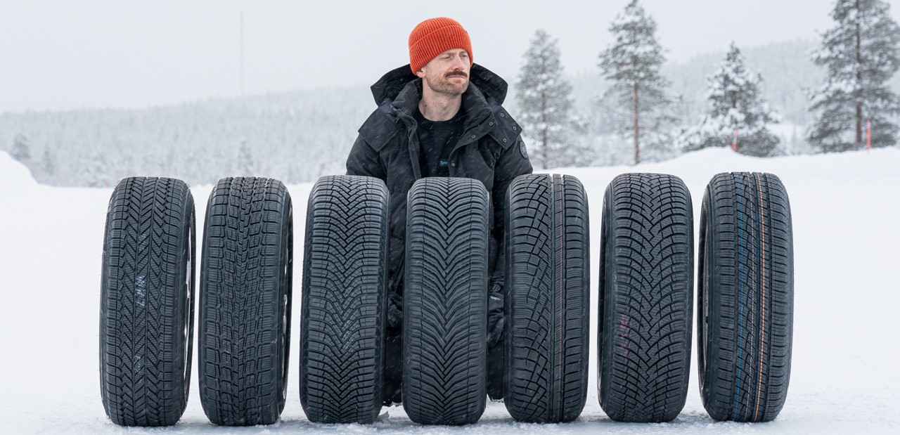 Jonathan Benson i snön bakom en rad allväderdäck vid ett test för Tyre Reviews
