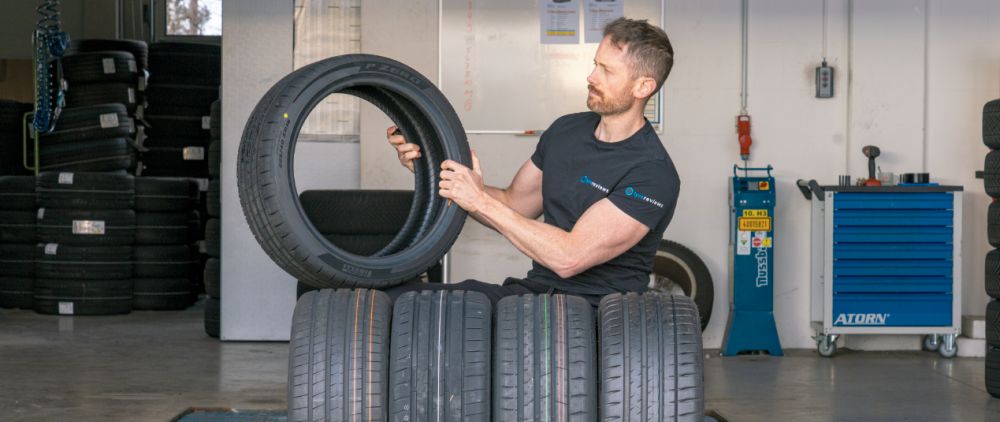 Jonathan Benson med en uppsättning sommardäck i en däckverkstad före ett test