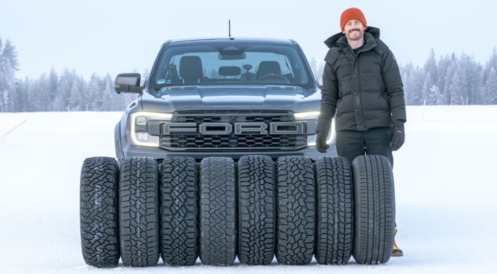 Allterrängdäck uppradade på snö framför en Ford-pickup vid ett test av vinterdäck