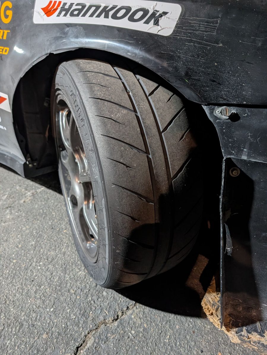 Det främre Hankook Ventus RS4-däcket efter 12 timmars racing