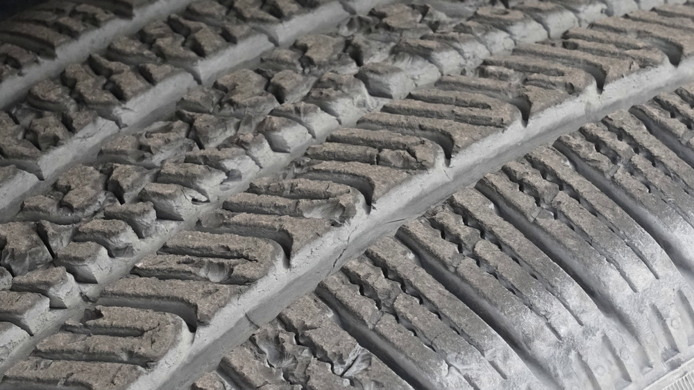 Närbild på flisade och sönderslitna mönsterblock på Pirelli Scorpion AS Plus 3 efter terrängtesterna